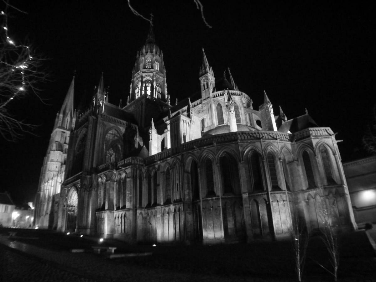 Les Combles De L Aure Grand Studio Cosy Confortable Classe 3 Etoiles Centre Bayeux 2 Mn A Pied Cathedrale Proche Plages Du Debarquement المظهر الخارجي الصورة